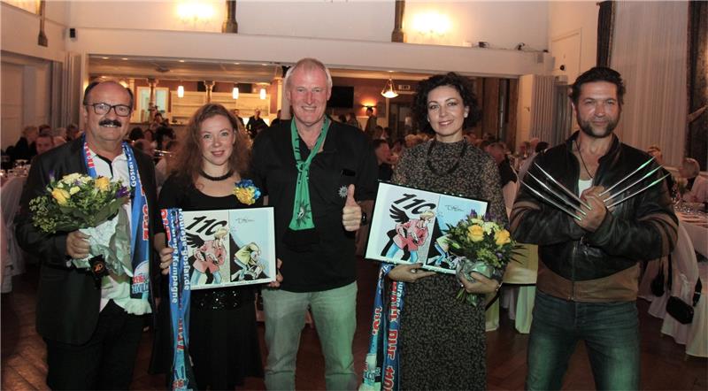 Zwei Ukrainerinnen erhalten Auszeichnungen Günter Koschig (v. li.) und Martin Schilff zeichnen Anastasiia Bilous(v. li.) und Tetiana Larina aus. Die Veranstalter freuen sich darüber, Lucky Logan bei der Benefizparty zu begrüßen. Foto: Hohaus