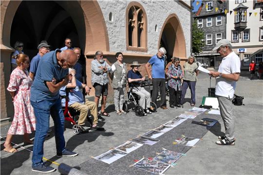 Günter Piegsa (rechts) erläutert Geschichte und Bedeutung des Goslarer Marktplatzes. Foto: Roß