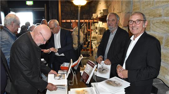 Günter Piegsa und Helmut Liersch (v.r.) bringen die ersten Exemplare ihres neuen Buchs über den Goslarer Dom an die Leserschaft.