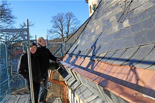 Günter Piegsa vom Kirchenvorstand (links) und Jonas Batzdorfer, der Vorsitzende des Kirchenbau- und Fördervereins, in spizieren die neue Regenrinne von St. Jakobi. Fotos: Hartmann/ Batzdorfer