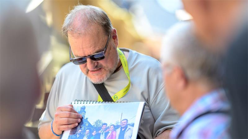 Günter Podlich kennt die Schauspielerinnen und Schauspieler der Serie auch persönlich. 