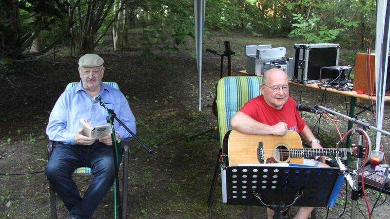 Sommernacht im Leo von Klenze Museum Günter Scholz zupft an der Gitarre und Jochen Buchholz (l.) liest bekannte und weniger bekannte Geschichten.