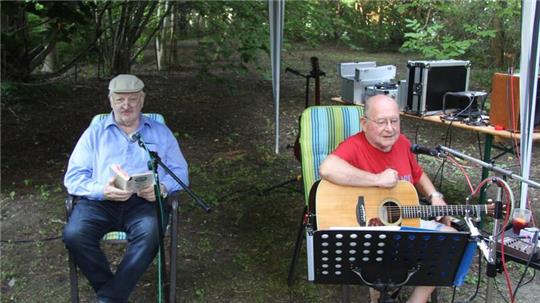 Günter Scholz zupft an der Gitarre und Jochen Buchholz (l.) liest bekannte und weniger bekannte Geschichten.