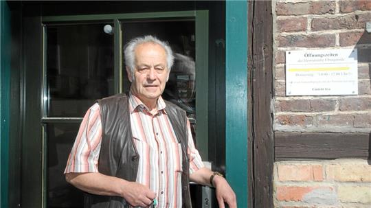 Günther Breutel vor der Heimatstube in Elbingerode: Die Geschichte seines Heimatortes war neben der Arbeit für die GZ sein zweites großes Hobby.
