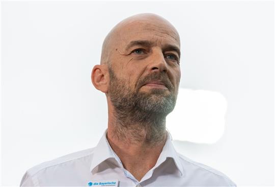 Günther Gorenzel, Sportdirektor von 1860 München, steht im Stadion.