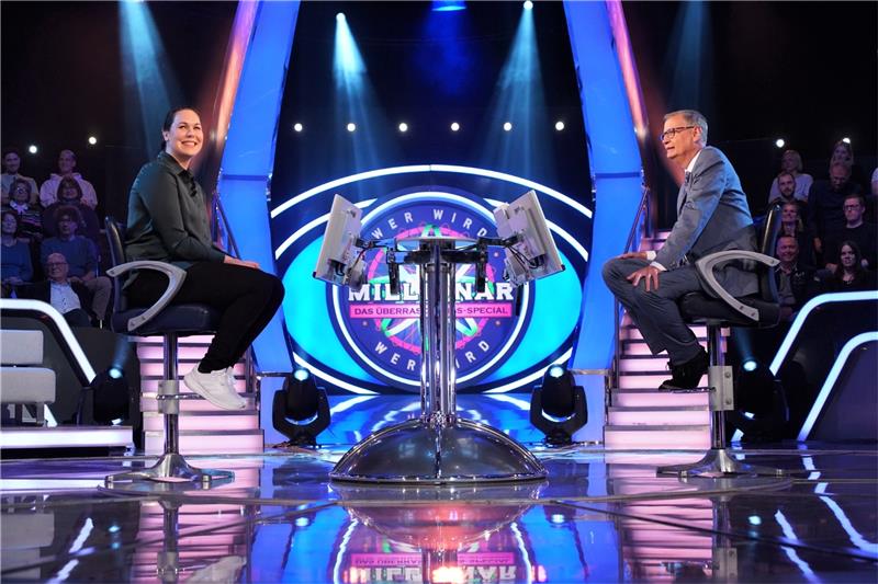 Schladenerin gewinnt 32.000 Euro bei „Wer wird Millionär?“ Günther Jauch mit Kandidatin Jessica Lösch aus Schladen. Foto: RTL Gregorowius