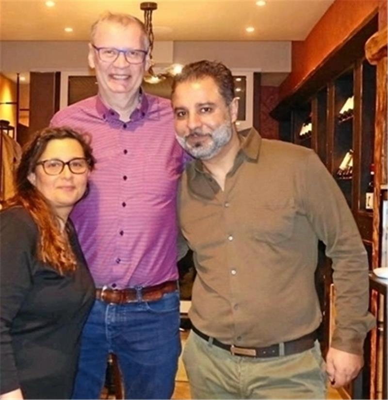 Günther Jauch mit dem Ehepaar Alessandra Campisi und Chrisovalantis Anastasiou in der „Casa da Enzo“. Foto: Privat