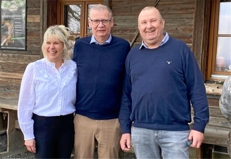 Günther Jauch mit dem Ehepaar Carmen und Burkhard Rösner vor der „Steinberg-Alm“. Foto: Privat