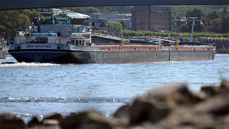 Güter können aktuell auf den Wasserstraßen wegen der niedrigen Pegelstände nur eingeschränkt transportiert werden. Niedersachsen hebt daher das Lkw-Fahrverbot teilweise auf. 