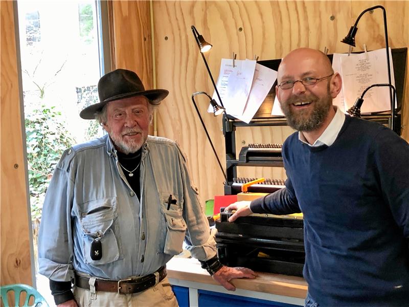 Bündnis gegen Rechts will Stolpersteine in Harzburgs Straßen Gunter Demnig und Alexander Stukenberg (v. li.) bei einem Treffen in Amsterdam. Im Hintergrund ist das Werkzeug zu sehen, mit dem die Messingplatten beschriftet werden. Foto: Markus Seewald