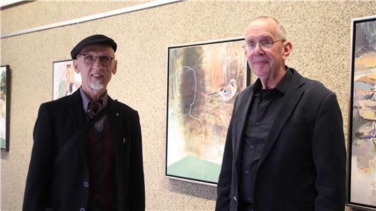 Gunther Fritz (l.) wird von Hans Manhart in der Rathausgalerie begrüßt.