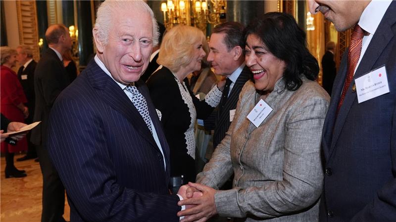 Gurinder Chadha mit König Charles III. im November 2024 bei einem Empfang. 