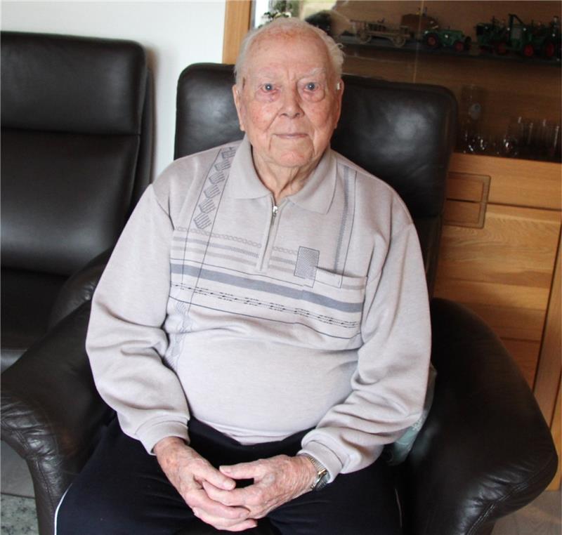 Gustav Samblebe aus Dörnten feiert seinen 100. Geburtstag Gustav Samblebe feiert heute seinen 100. Geburtstag, seine Lieblingsbeschäftigung ist das Kreuzworträtseln, Foto: Hohaus