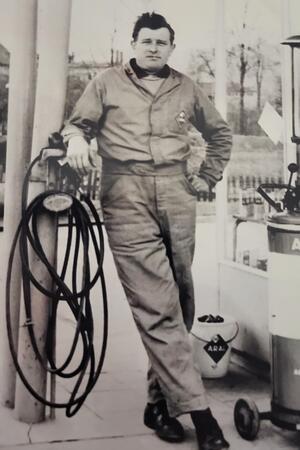 Nach 98 Jahren: Vienenburger Tankstelle Schnevoigt in neuen Händen Mann in Arbeitskleidung lehnt an Säule einer Tankstelle neben Schlauch und Kanister mit ARAL-Logo.