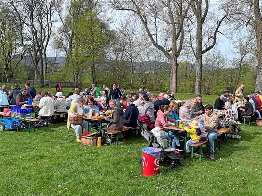 Gut 100 Bettingeröder kommen mit Kind und Kegel auf die Wiese neben der Turnhalle, um gemeinsam zu frühstücken.  Foto: Schlegel