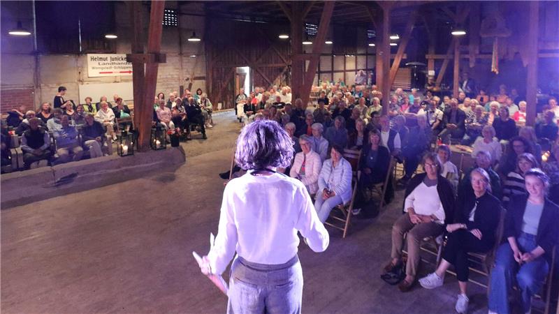 Bad Harzburger Sommerabend im Gestüt: Neuauflage lockt 200 Gäste Gut 200 Gäste kommen nach Angaben der Veranstalter zur Neuauflage des Sommerabends im Gestüt. Begrüßt werden sie unter anderem von Sonja Weber (Mitte).