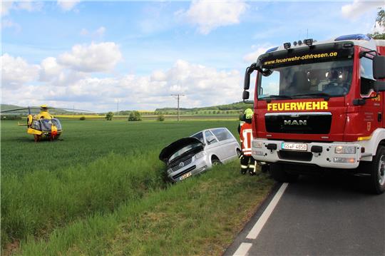 Gut 40 Einsatzkräfte aus den Ortsfeuerwehren Dörnten, Othfresen und Liebenburg, dem Rettungsdienst und Notarzt der Kreiswirtschaftsbetriebe Goslar, vier Polizeibeamte und sogar der Rettungshubschrauber „Christoph 30“ aus Wolfenbüttel wurden angefordert, weil ein Autofahrer mit seinem VW-Bus in den Graben gefahren ist. Foto: Leifeld
