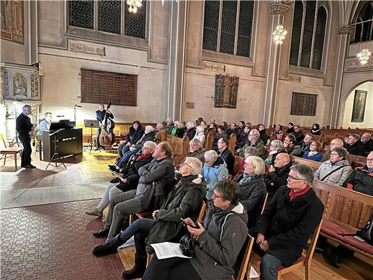 Gut 80 Gäste erleben die Veranstaltung am Holocaust-Gedenktag in der Lutherkirche. Musikalisch umrahmt wird der Abend von (v.l.) Bernd Dallmann, Karsten Krüger und Klaus Wittig. Fotos: Schlegel