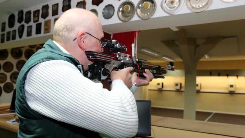 Liebenburger Schützenverein pflegt enge Freundschaften Gut Schuss! Udo Neuerer, Schießsportleiter der Schützengesellschaft Liebenburg, präsentiert ein modernes Luftgewehr