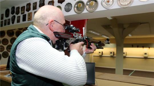 Gut Schuss! Udo Neuerer, Schießsportleiter der Schützengesellschaft Liebenburg, präsentiert ein modernes Luftgewehr