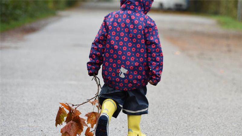 Was ist eigentlich so toll am Herbst? Gut ausgerüstet machen Spaziergänge im Herbstwetter Spaß. (Archivbild)