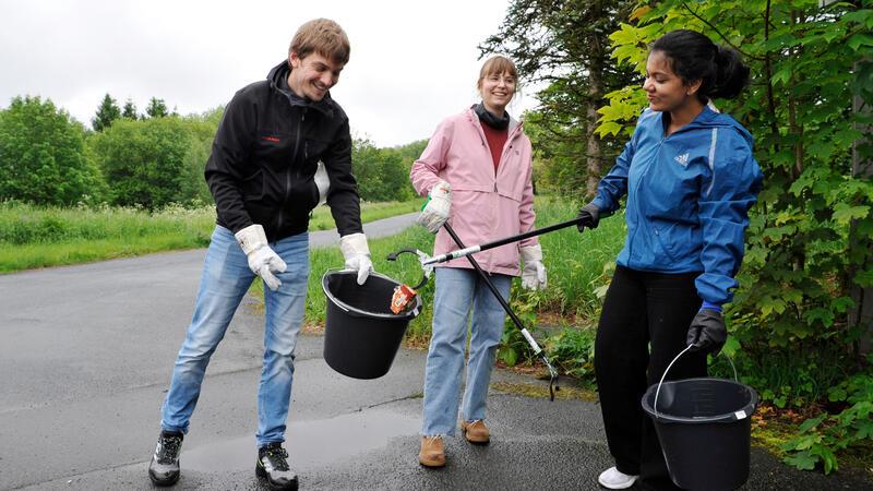 Gut ausgerüstet ziehen die „Cleaner“ über den Campus.