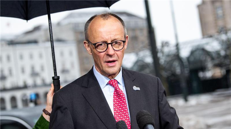 Gut beschirmt: Kanzler Merz.