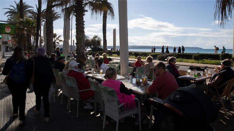 Gut besucht ist bei sonnigem Wetter eine Bar am Strand von Arenal auf Mallorca.