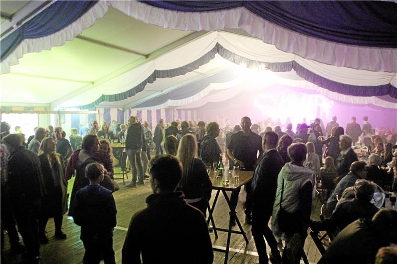 Beim Festumzug ist ganz Westerode auf den Beinen Gut besucht ist der Tanzabend am Samstag im Festzelt. „Die Vagabunden“ machen Partymusik und das Feierpublikum macht mit.