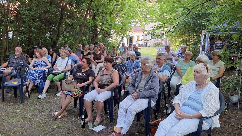 Sommernacht im Leo von Klenze Museum Gut besucht ist der lauschige Garten am Leo von Klenze-Museum zur lauschigen Sommernacht.