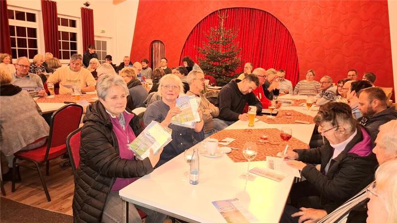Bürgerinitiative in Lutter fühlt sich von Politik alleingelassen Gut besuchte Mitgliederversammlung: Diverses Infomaterial wird an die zahlreichen Interessierten verteilt.