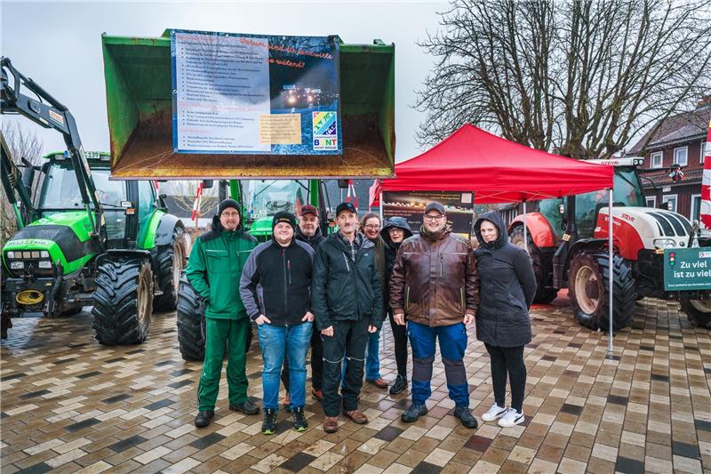 Bauern protestieren in Braunlage - Nur wenige hören zu Gut ein Dutzend Landwirte und Unternehmer haben einen Infostand auf dem Platz Neue Mitte aufgabut. Mit dabei auch Traktoren und andere Fahrzeuge. Foto: Brabanski/Nordstadtlicht