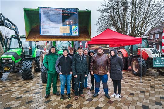 Gut ein Dutzend Landwirte und Unternehmer haben einen Infostand auf dem Platz Neue Mitte aufgabut. Mit dabei auch Traktoren und andere Fahrzeuge. Foto: Brabanski/Nordstadtlicht