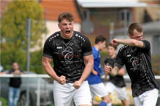 Gut gebrüllt Bastian Wagner: Die Offensivkraft des TSV Lochtum feiert mit einem Urschrei ihren Treffer zum zwischenzeitlichen 3:1 gegen den FC Othfresen. Foto: Gietemann