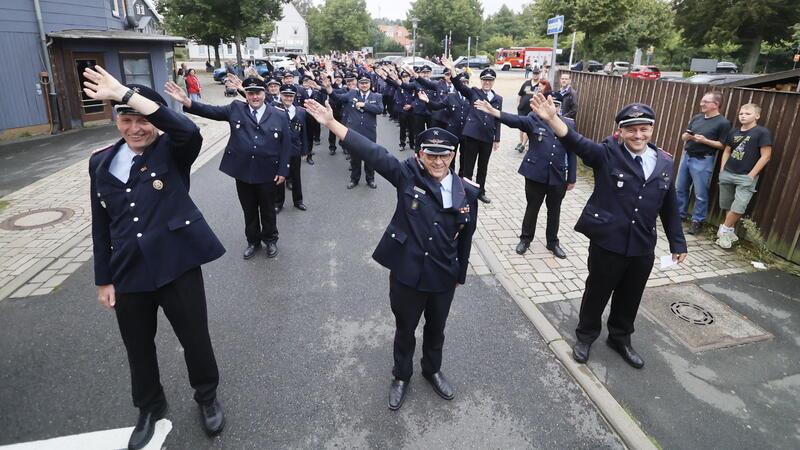 Gut gelaunt: Die Feuerwehr kurz vor dem Festplatz.