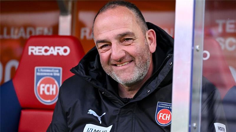 „Nur der Startschuss“: Heidenheim mit neuem Mut nach Bremen Gut gelaunt nach Bremen: Trainer Frank Schmidt und seine Heidenheimer wollen gegen Werder direkt nachlegen.