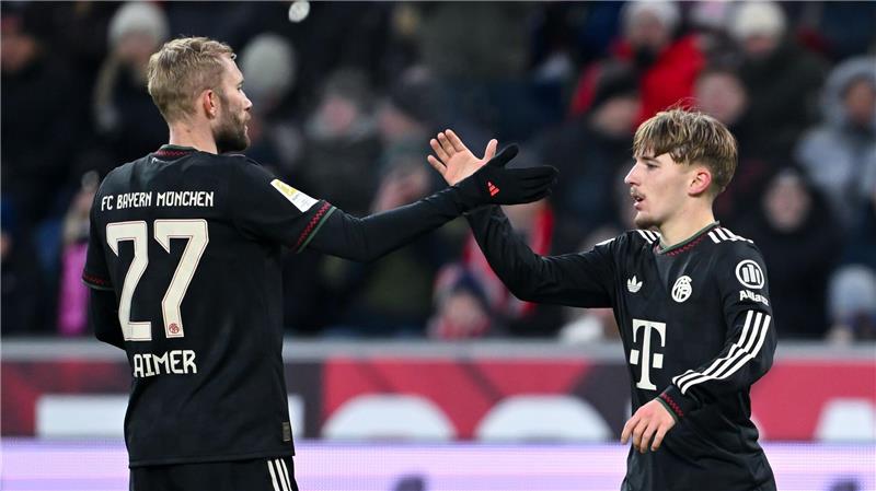 Bayern-Tore nach Real-Spruch: Karls Topstart ins WM-Jahr Gut gemacht, Junge: Konrad Laimer (l) klatscht mit Lennart Karl nach dessen Treffer zum 2:0 für den FC Bayern ab.