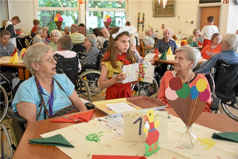 Gut organisiert: Die Kinder nehmen die Bestellungen an den Tischen auf. Ganz, wie in einem „echten“ Eiscafé.  Fotos: Kempfer