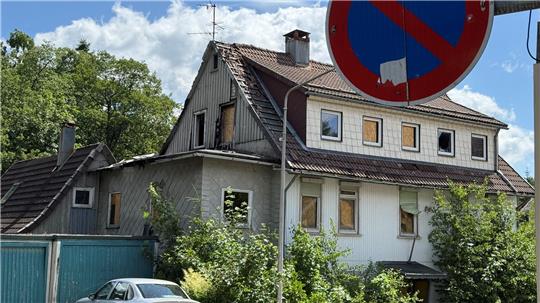 Gut sichtbar am Ortseingang von Braunlage liegt die Brandruine in der Harzburger Straße, bei der die Stadt von ihrem Vorkaufsrecht Gebrauch macht.