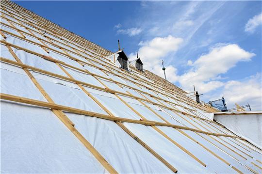 Gut verpackt: 800 Quadratmeter Dachfläche der Kirche gilt es, neu zu decken – nachdem die Unterkonstruktion saniert wurde. Ein Mammutprojekt.  Fotos: Kempfer