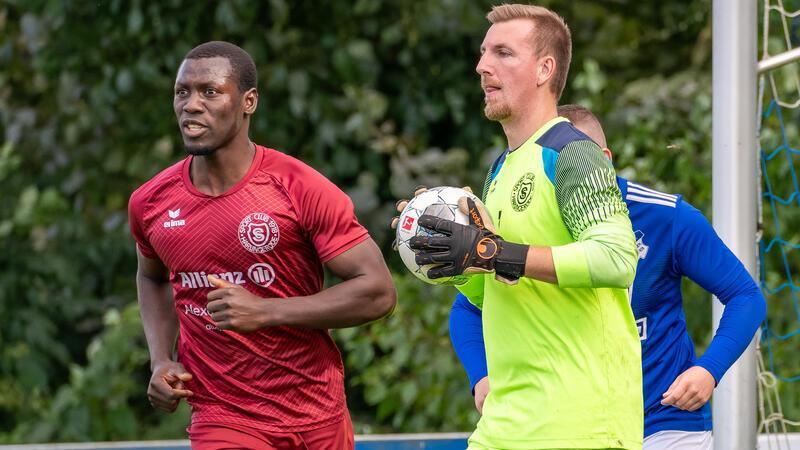 Gut zugepackt: Harlingerodes Eric-Bodo Lüddemann erlebt einen Traumeinstand als Torwart des SC 18 Harlingerode, auch Innenverteidiger Chonfougon Germain Sekongo freut sich.
