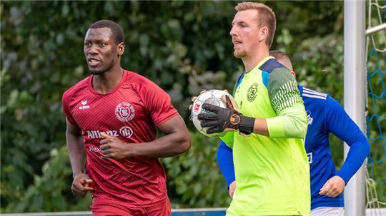 Gut zugepackt: Harlingerodes Eric-Bodo Lüddemann erlebt einen Traumeinstand als Torwart des SC 18 Harlingerode, auch Innenverteidiger Chonfougon Germain Sekongo freut sich.