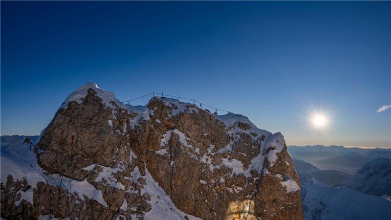 Zugspitze glänzt wieder - Gipfelkreuz neu vergoldet zurück Gut zwei Wochen lang war der Gipfel nackt.