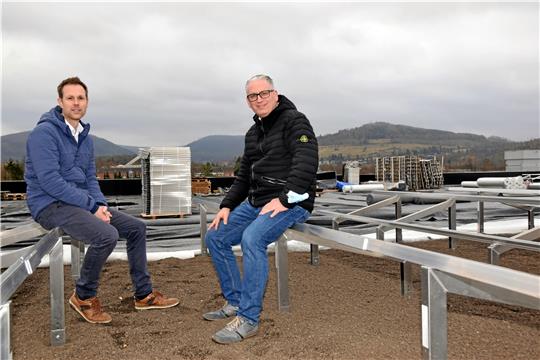 Gute Aussichten: Die Med-X-Press-Geschäftsführer Christian Frede und Lars Dörhage (re.) auf dem Dach des neuen BTM-Lagers in der Baßgeige. Mit Dachbegrünung und Photovoltaikanlage will der Pharmadienstleister auch einen nachhaltigen ökologischen Fußabdruck setzen.  Fotos: Kleine
