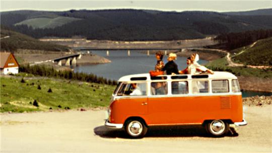 Gute Aussichten: Urlaub im Harz in den 1950er Jahren an der Okertalsperre. Mit diesem historischen Foto wirbt der Harzer Tourismusverband in diesem Jahr in seiner Kampagne „Neuer Harz“.