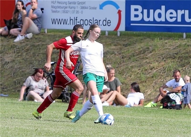 Frauenpower in Dörnten und Harlingerode Gute Ballbehandlung: Leni Elsenbruch, hier am Sonntag beim Bärenkopfpokal in Groß Döhren, gehört künftig fest zum Kader des Dörntener Männerteams. Foto: Neuendorf