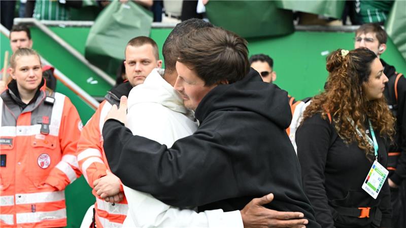 Gute Freunde: Werder-Trainer Daniel Thioune und sein HSV-Kollege Merlin Polzin (r).