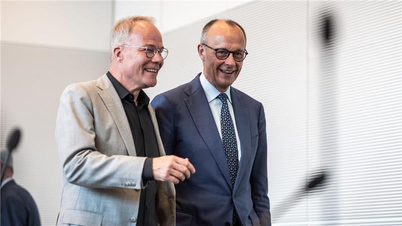 Gute Laune bei SPD-Fraktionschef Miersch und Kanzler Merz, zumindest für diesen Tag.