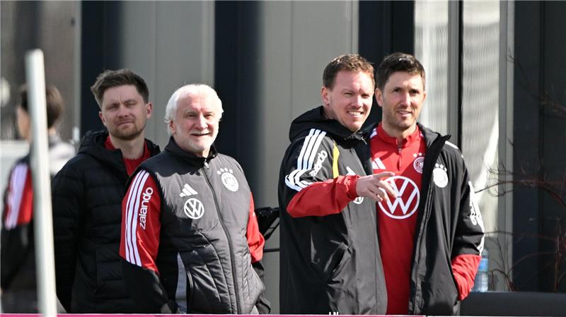 Gute Laune im sonnigen Franken: Sportdirektor Rudi Völler (v.l.), Bundestrainer Julian Nagelsmann und Assistenzcoach Benjamin Glück beim Training.