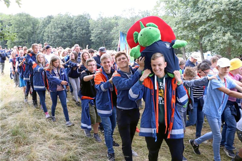 Gute Laune mit Maskottchen „Grisu“ auf den Schultern. Szene aus dem Zeltlager im Jahr 2018. Foto: GZ Archiv